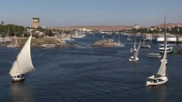 لومړنۍ څېړنې ښيي، دوه میني بسونه، چې له الفیوم ولایت نه یې ځوانان لېږدول، د ناصر بحیره کې کار کاوه، له یوه بل بس سره، چې له اسوان نه ادفو ته روان وو، جنګېدلي دي.