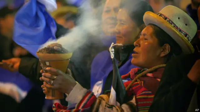 Indígena aymara celebra la victoria de Morales