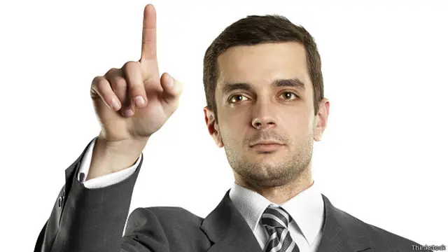 Босс-новичок указывает пальцем