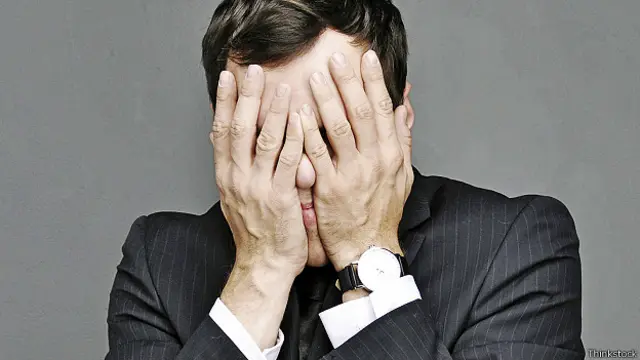 Босс-новичок закрывает лицо руками