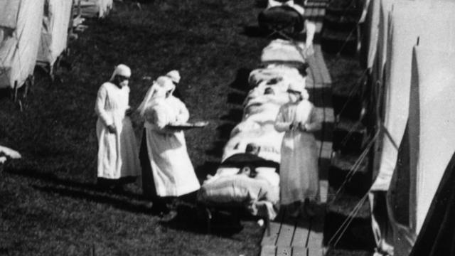 Enfermeiros prestam auxílio a vítimas da gripe espanhola nos EUA em 1918