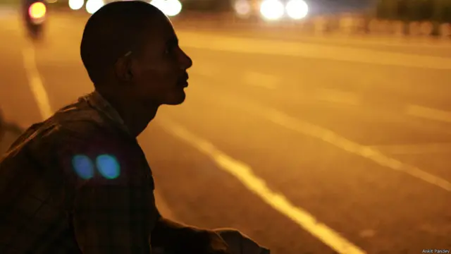 दिल्ली, सड़क, रात, युवक, नौजवान, मज़दूर