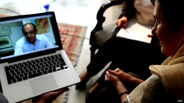 برادر خانم رولا می‌گوید که رولا غنی در کودکی به پیانو و از ورزش ها به شنا و کوه‌نوردی علاقه داشت