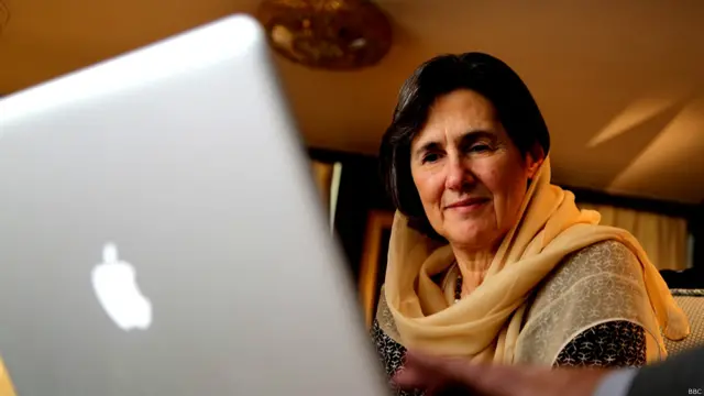 به نام خانم رولا چندین صفحه در فیسبوک و تویتر ایجاد شده، اما خودش می‌گوید در هیچ یک از شبکه های اجتماعی حساب کاربری ندارد و همه حساب ها جعلی اند