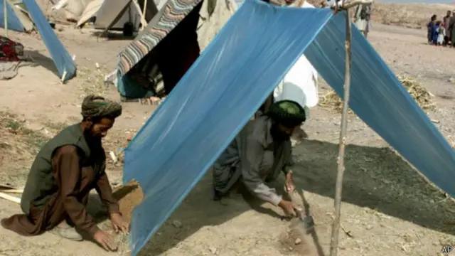 واقعیت اینست که نیازهای اولیه چون مسکن و کار، شرایط ناپایدار زندگی، فقدان اعتماد به آینده و ناامنی شهروندان افغان را مجبور می‌سازد تا زندگی در شرایط دشوار مهاجرت را به ماندن در کشور ترجیح دهند