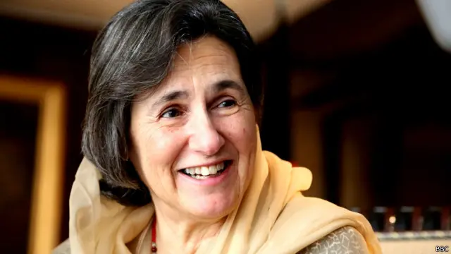 رولا غنی در روزنامه نگاری لیسانس دارد و در روابط بین‌الملل تا فوق لیسانس تحصیل کرده است