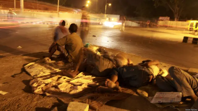 दिल्ली, रात, सड़क, मज़दूर, बेघर