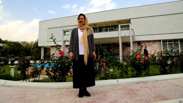 رولا غنی نخستین بانوی اول افغانستان که در ریاست جمهوری برای خود دفتر باز می‌کند. او در نخستین مصاحبه تلویزیونی اش در برابر دوربین‌‎های بی‌بی‌سی قرار گرفت.
آلبوم عکس از کاوون خموش