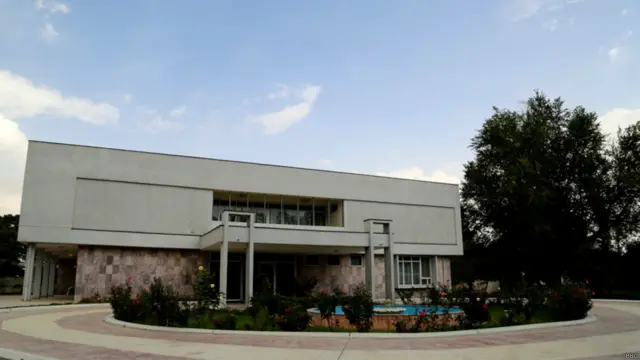 دفتر خانم رولا غنی در محوطه پشتی قصر شماره اول ریاست جمهوری است که با درخت ها و دیوارهای تنومند احاطه شده.