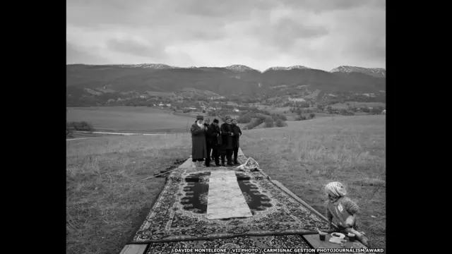 Dağlarda namaz qılan bir qrup yaşlı adam. © Davide Monteleone, VII Photo for the Carmignac Gestion Photojournalism Award