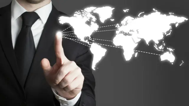 Un ejecutivo apunta a un mapamundi