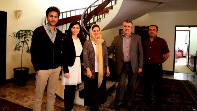 بانوی اول افغانستان در اولین گفت‌وگوی تلویزیونی خود در برابر دوربین‌های بی‌بی‌سی قرار گرفت. تیم خبری بی‌بی‌سی و رولا غنی