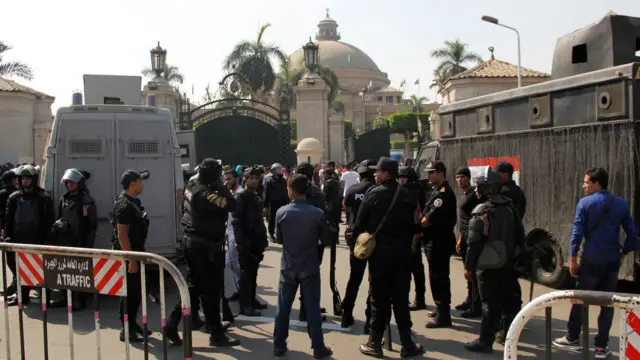 قوات الشرطة خارج الجامعة