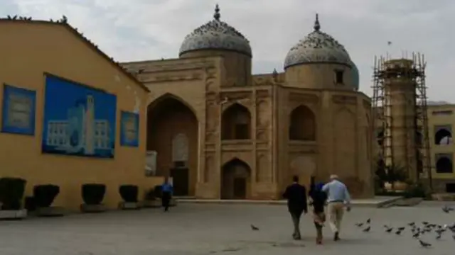 Муҳожирликда масжид ўзларига яқинлар билан "дардлашиш"нинг кўпда ягона жойига айланади.