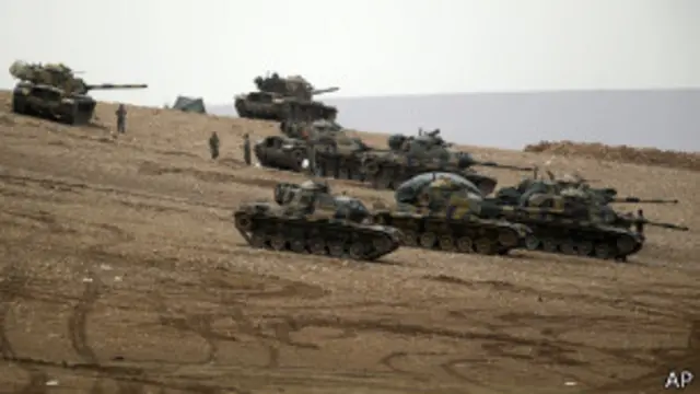 တူရကီနဲ့ ဆီးရီးယား နယ်စပ်က တူရကီ တင့်ကားတွေ