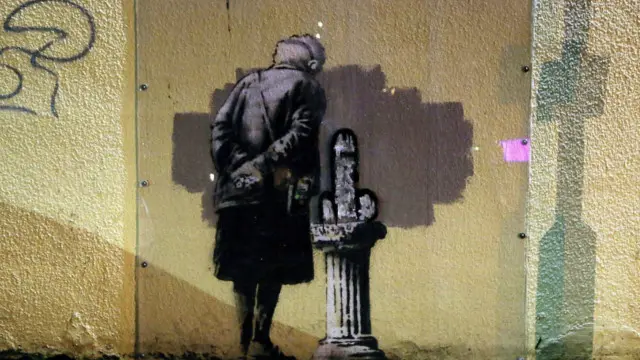 上周日晚，有人在班克西壁画的空展台上喷涂了一个阴茎图象。