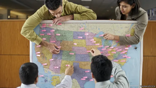 Empleados marcan un mapa de EE.UU. con anotaciones