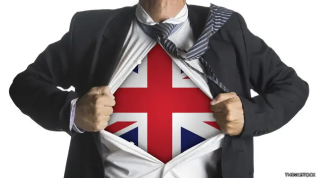 Ejecutivo que se descubre una camiseta con la bandera de Reino Unido