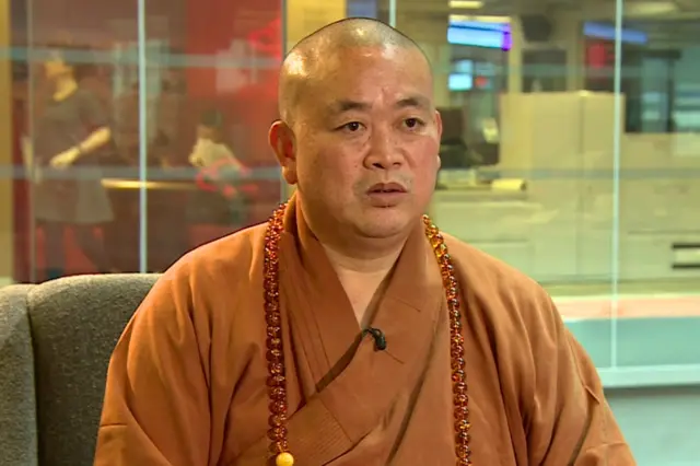释永信被人称为“少林CEO”和“经济和尚”(图为他接受BBC中文网采访) 