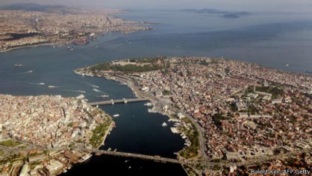 تمتد مدينة اسطنبول التركية بين قارتي آسيا وأوروبا