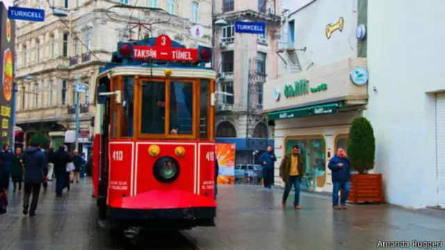 ترام يمر عبر منطقة "تقسيم" في اسطنبول