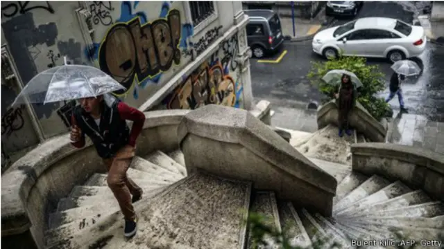 يوم ممطر في حياة سكان مدينة اسطنبول