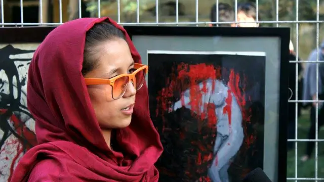 فایقه سلطانی در یکی از نمایشگاههایش در کابل