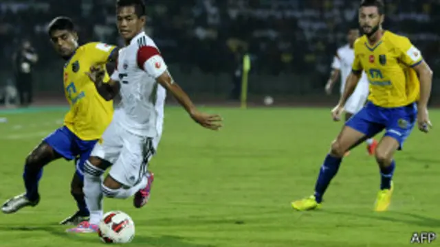 इंडियन सुपर लीग में नॉर्थईस्ट युनाइटिड एफ़सी और केरल ब्लास्टर्स के बीच मैच