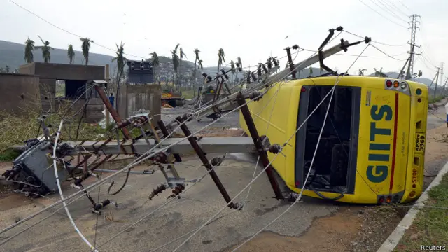 طوفان سے بھارتی ریاست آندھر پردیش میں بڑے پیمانے پر نقصانات ہوئے ہیں سڑکیں بند پڑی ہیں