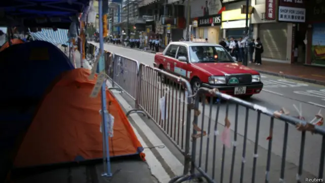 怡和街和轩尼诗道西行线在两个多星期以来首次恢复通车(14/10/2014)