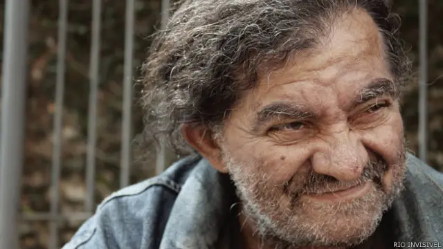 "Gosto daqui, tem a praia pra ver… Vou ficando. Estou sempre com o rádio para ouvir música, mas agora ele pifou", contou Amadeu