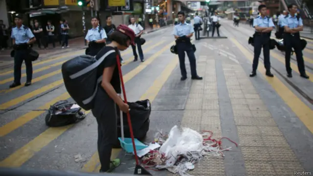 警方在清晨5时半展开行动,并在6时半左右完成。