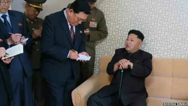 Ông Kim Jong-un đã phải chống gậy khi đi lại