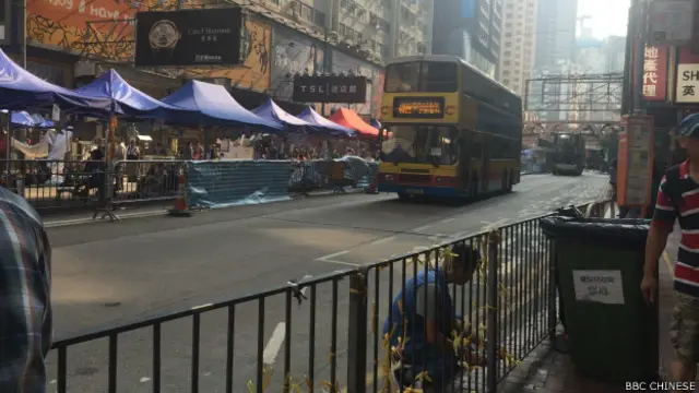 怡和街和轩尼诗道西行线在两个多星期以来首次恢复通车