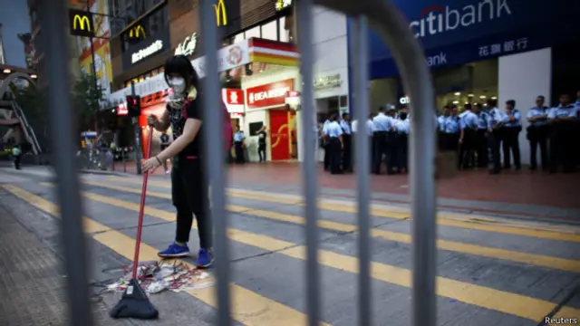 警方清晨派出大批警察前往铜锣湾示威者占据现场,拆除部分障碍物和铁马。