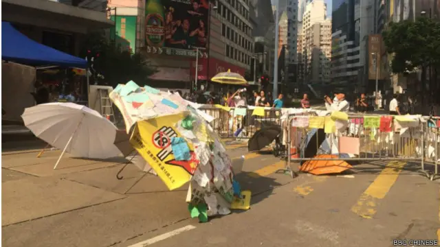 示威者目前继续占据崇光百货至百德新街一段东行线。