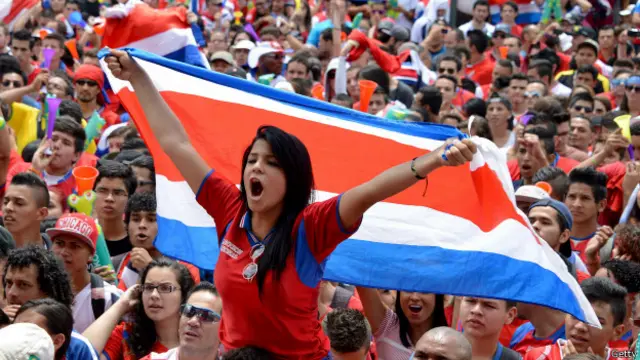 研究显示，哥斯达黎加人口中约5.8％有着华人血统（图为手持哥斯达黎加国旗的球迷）。