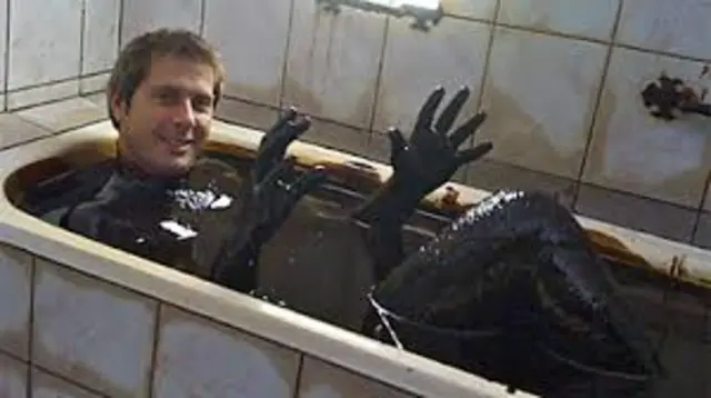 这是BBC另外一名记者伊恩•斯图尔特2010年在阿塞拜疆拍片期间洗原油澡的照片。