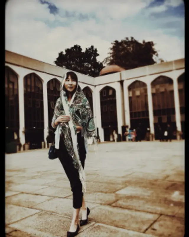 裹住长发的那一刻，金色穹顶、高耸入云的宣礼塔，似乎都在诉说着万能的威力