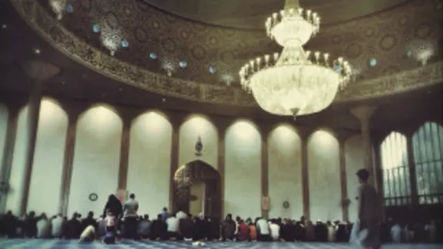 看着礼拜中的穆斯林群众，仿佛穿越到某个中东国家的首都。