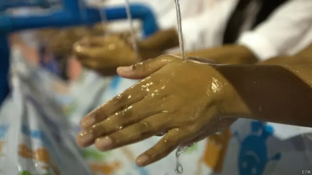 شستن مرتب و صحیح دست مهمترین راه پیشگیری از ابولاست