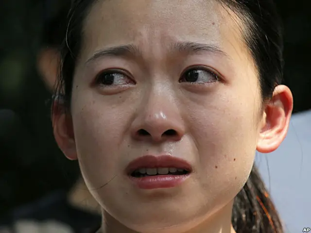 香港金鐘道上一名「佔領中環」女示威者滿眼淚光（14/10/2014）