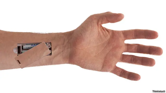 Батарейка в руке киборга