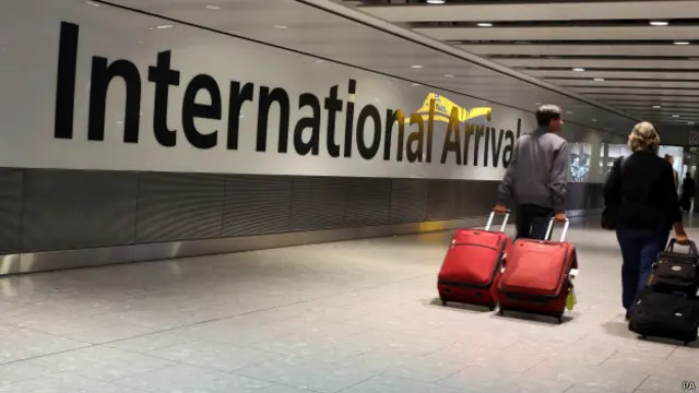 周二，英国卫生当局开始在伦敦的希思罗机场对来自埃博拉病毒威胁地区的乘客进行排查。