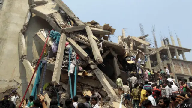 කඩා වැටුණු බංග්ලාදේශ ඇඟලුම් ශාලා ගොඩනැගිල්ලක් 