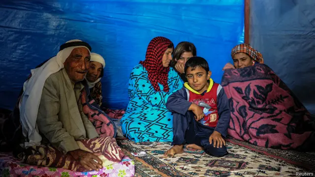 Refugiados kurdos escapando de Siria hacia Turquía, huyendo del Estado Islámico.