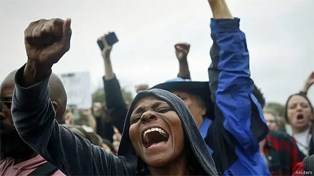 معترضان در فرگوسن خواهان محاکمه مامور پلیسی هستند که دو ماه قبل یک جوان سیاهپوست غیرمسلح را با شلیک گلوله از پای درآورد