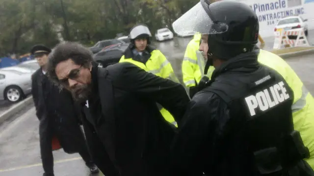 کورنل وست، یکی از سرشناسترین رهبران جنبش حقوق مدنی آمریکا، در میان بازداشت شدگان است