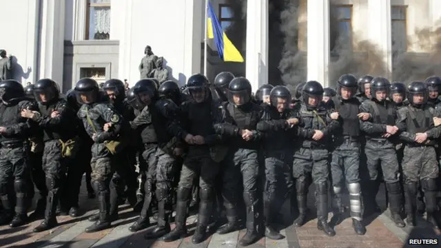 Демонстранты у здания Рады