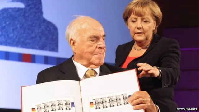 آنگلا مرکل در دوران صدراعظمی هلموت کهل و در سال ۱۹۹۱ وارد دولت آلمان شد. عکسی که این دو را در کنار یکدیگر نشان می دهد مربوط به سال ۲۰۱۲ است